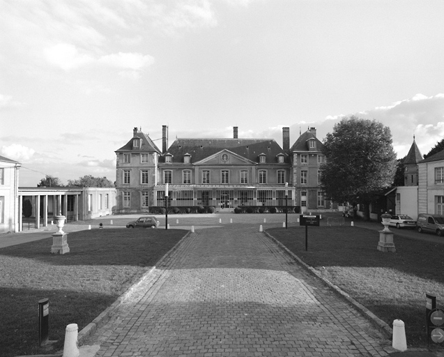 Vue du château au fond de la cour d'honneur.