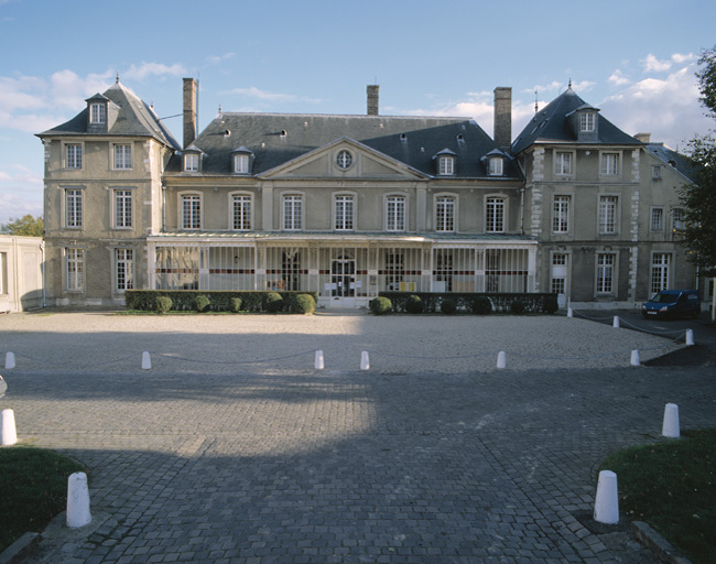 Vue d'ensemble de la façade sur la cour d'honneur ; la véranda qui couvre le rez-de-chaussée du corps central a été mise en place au début du 20e siècle.