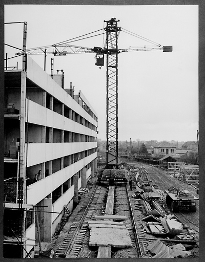 Construction des immeubles, chemin de grue, janvier 1959.