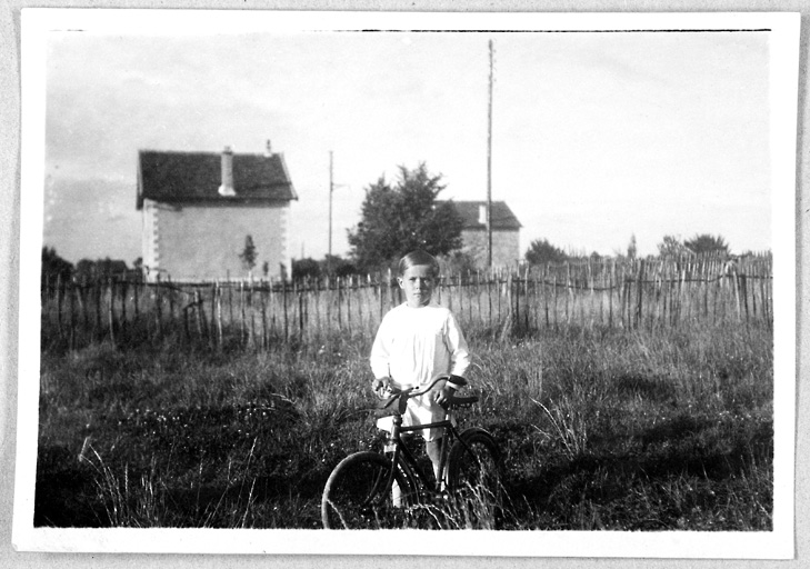Enfant au vélo (avenue Condorcet). 1925.