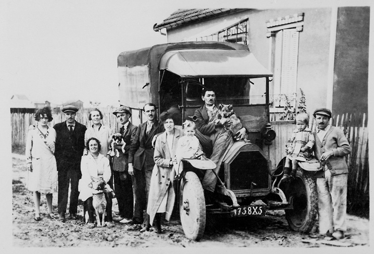 Villa du Phalanstère : famille devant sa camionette (avenue Condorcet). 1926.