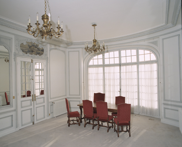La salle des mariages, éclairée par une grande baie ouvrant sur la terrasse.