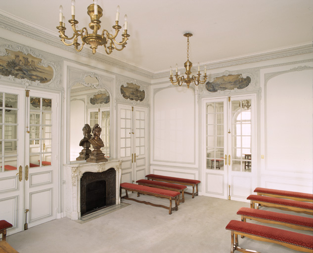 La salle des mariages ; elle est ornée de dessus-de-porte représentant des paysages peints en camaïeu.