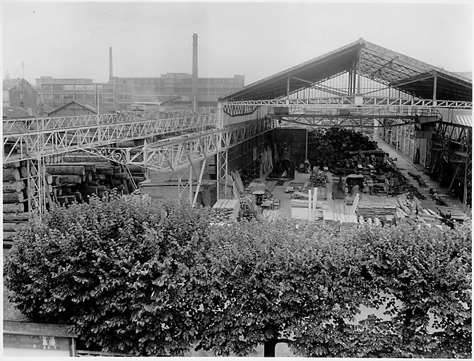 Vue du chantier de bois de la scierie, 89 rue Marceau, vers 1935.