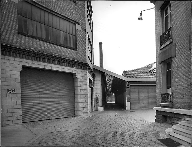 Entrée du 84 rue Marceau, vers 1930