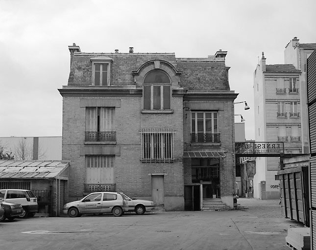 Vue du bâtiment de Direction du 89, rue Marceau, prise de la cour