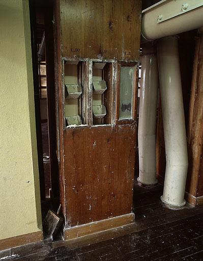 Une rangée d'élévateurs à godets, au 2e étage du moulin.