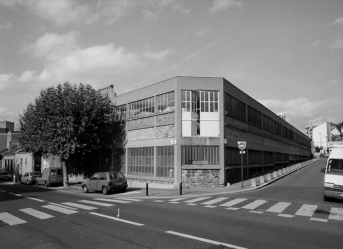 Vue générale de l'usine de soufre Eco et Lora, 97, rue de Stalingrad, depuis le carrefour des Parapluies.