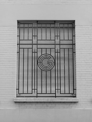 Vue de détail des ferronneries des fenêtres de façade