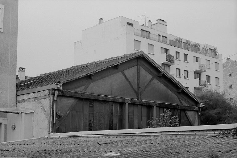 L'atelier de l'usine de fabrication d'instruments de mesure Gibrat, vu de la rue Douy Delcupé.