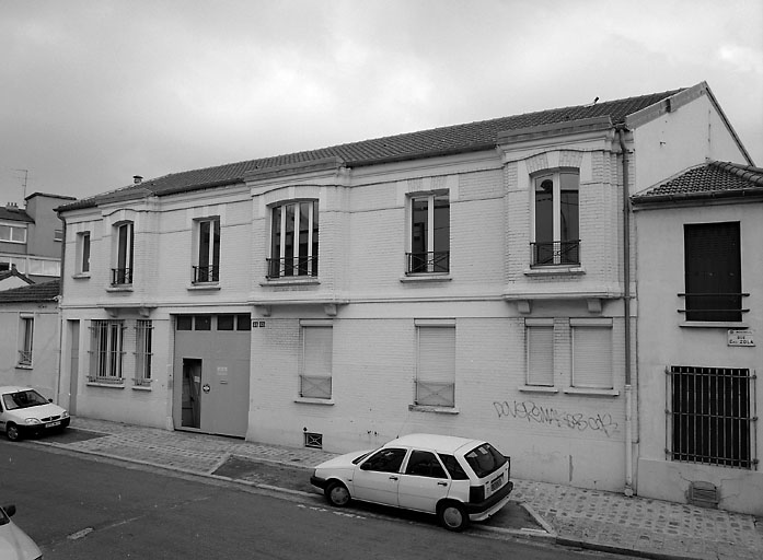 Vue des bâtiments administratifs depuis la rue Emile Zola