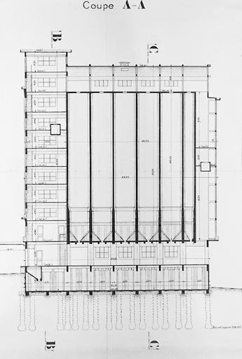 Société coopérative de stockage de la Brie. Construction de silos à blé de 30 000 quintaux à Melun. Coupes longitudinale et transversale.