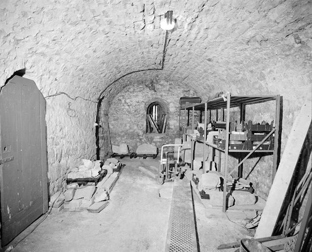 Les caves (dépôt archéologique municipal) : le berceau occidental, vu depuis le nord.