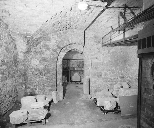 Les caves (dépôt archéologique municipal) : partie ouest (salle d'entrée et communication vers le berceau occidental).