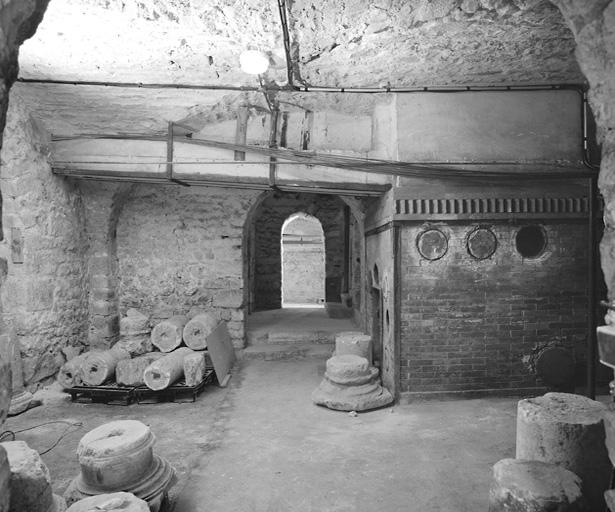 Les caves (dépôt archéologique municipal), vues depuis l'entrée du quai de la reine Blanche.