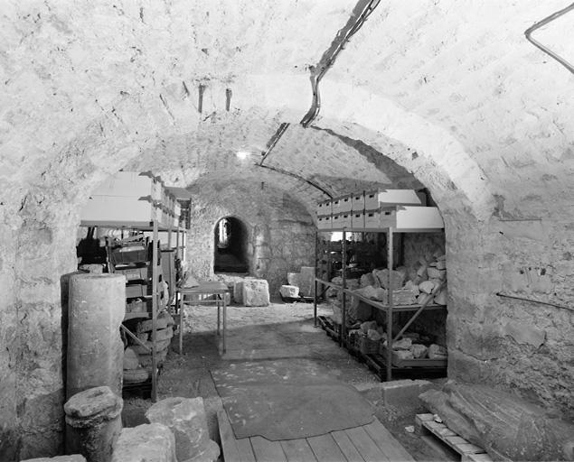 Les caves (dépôt archéologique municipal) : le berceau oriental, vu depuis le nord.