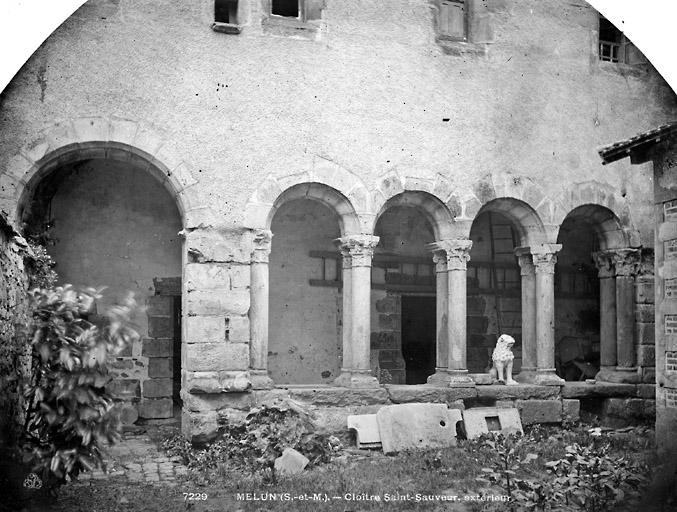 Vue de la galerie du cloître.