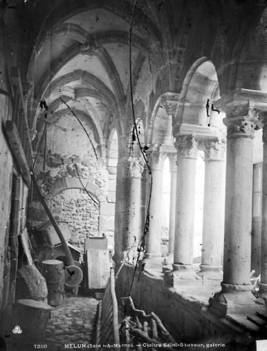 La galerie du cloître : vue intérieure.