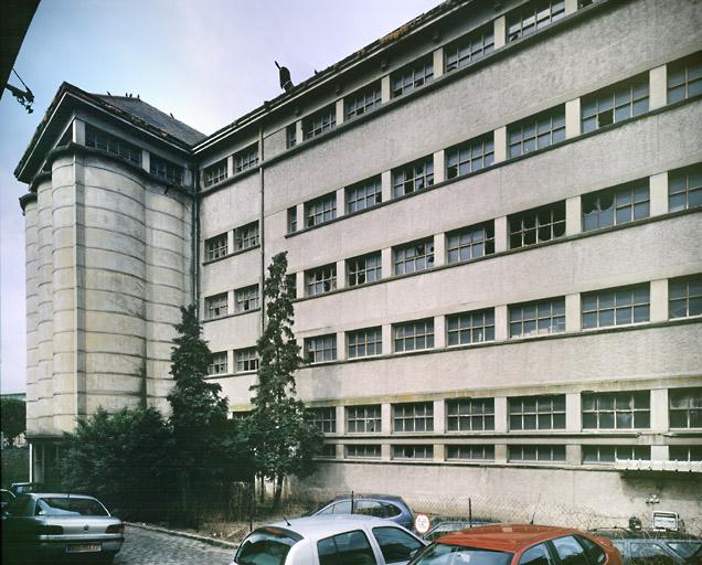 Façade est. De droite à gauche, les silos et le moulin.