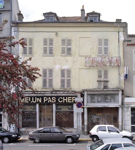 Exemple d'immeuble urbain comportant un cinéma en rez-de-chaussée (le cinéma 'Eden'), 3 place Praslin. Photographie prise en 2002, avant destruction.