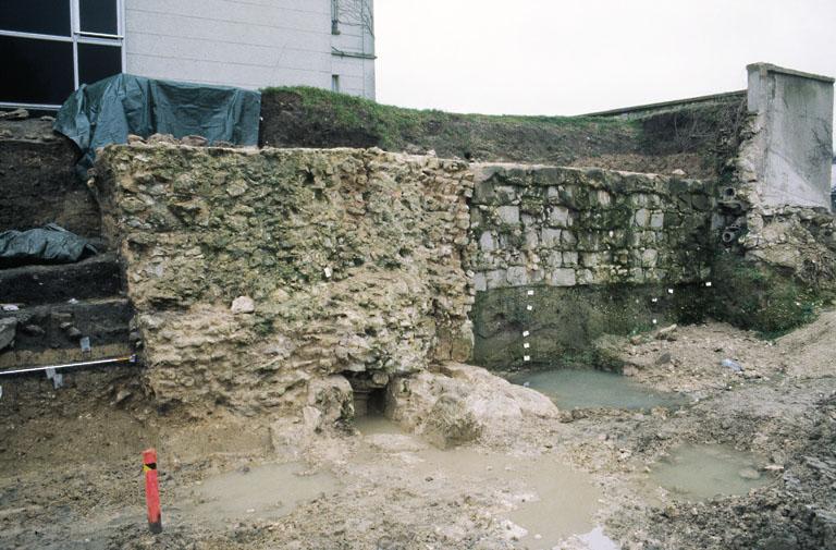 Fouilles du site de la médiathèque, 2001 : coupe est du rempart tardo-antique.