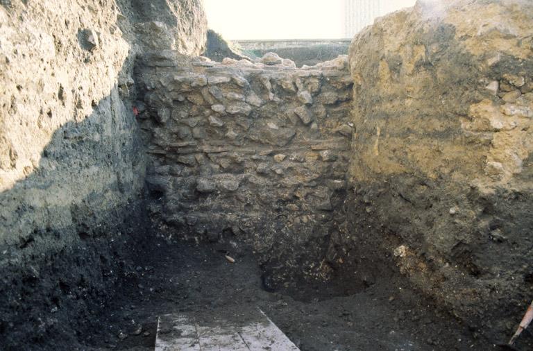 Fouilles du site de la médiathèque, 2001 : parement intérieur du rempart tardo-antique.