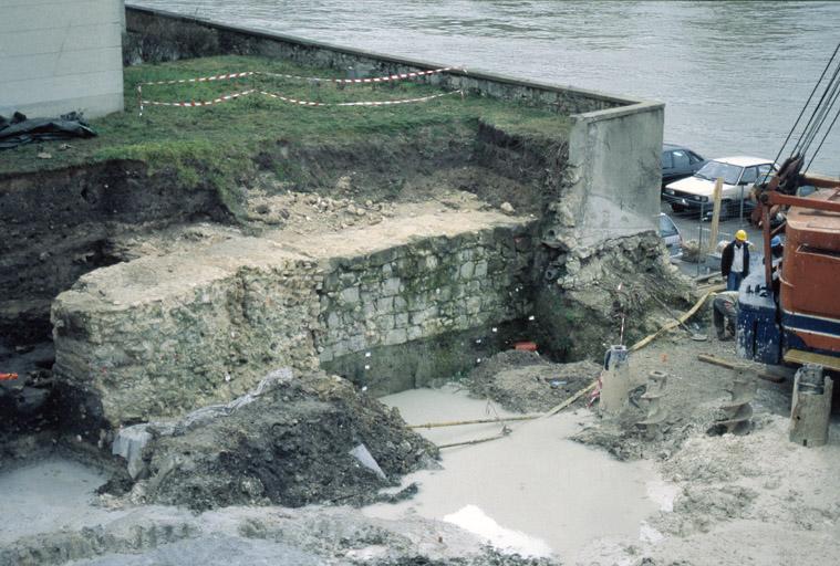 Fouilles du site de la médiathèque, 2001 : coupe est du rempart tardo-antique, vue depuis une nacelle.