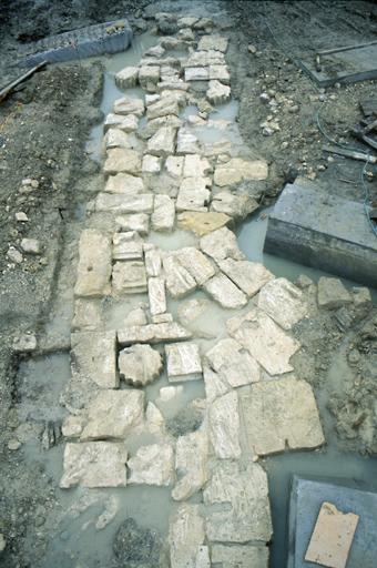 Fouilles du site de la médiathèque, 2001 : vue du rempart tardo-antique, depuis une nacelle.