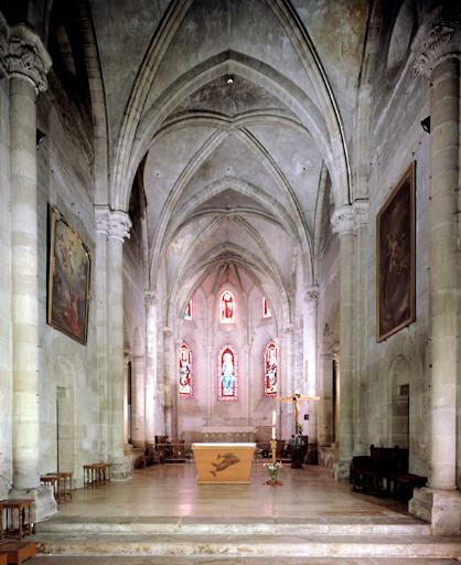 Le vaisseau central du choeur et l'abside.