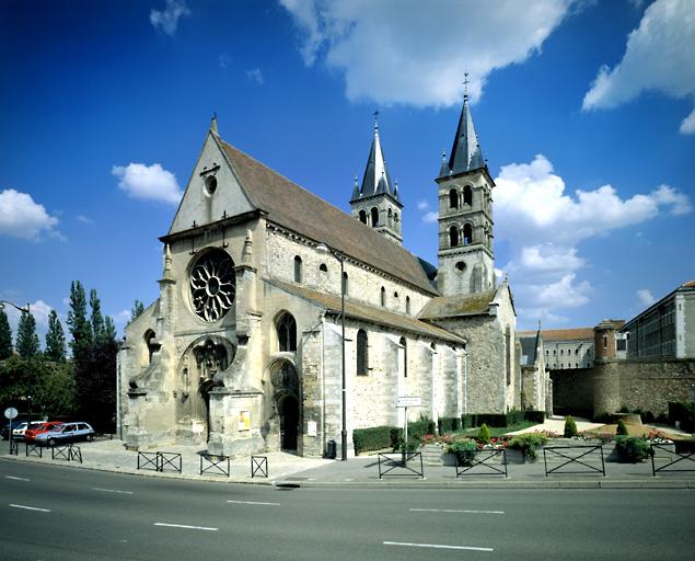 Vue d'ensemble, depuis le sud-ouest, en 2002 (avant la restauration de J. Moulin).