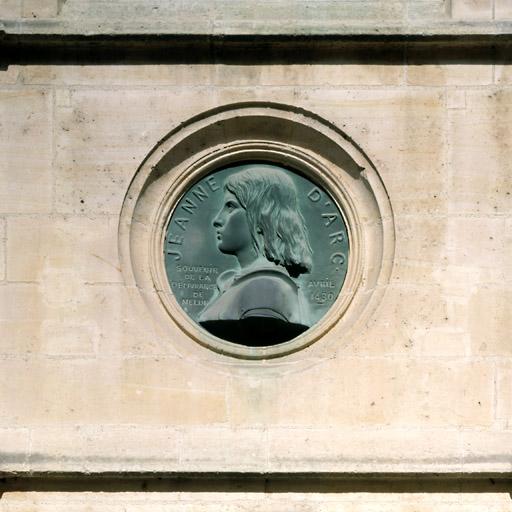 Vue du bas-relief de la façade orientale, commémorant le passage de Jeanne d'Arc à Melun. - © Région Ile-de-France - Inventaire général du patrimoine culturel