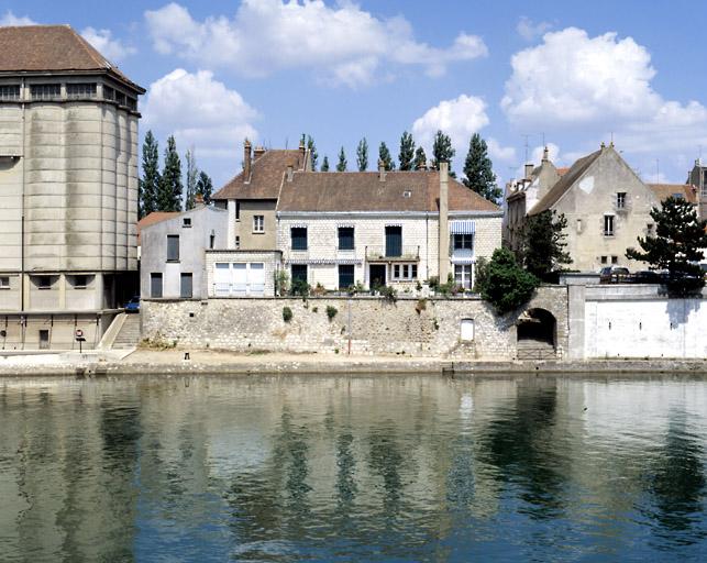 Vue du quai de la reine Blanche au niveau de la rue des Nonettes, avec son ancienne poterne, en 2002.