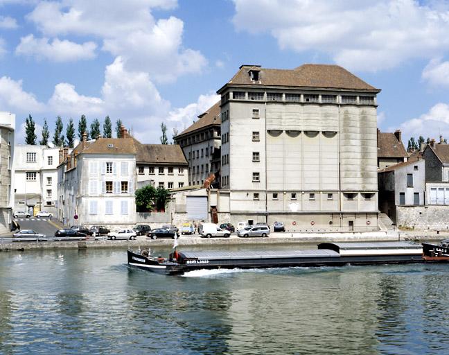 Vue d'ensemble, depuis la rive gauche de la Seine.