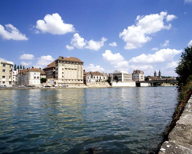 Vue du grand bras de la Seine et du quai de la reine Blanche, depuis le quai Hippolyte Rossignol, en 2002 (avant destruction des Moulins de Melun).