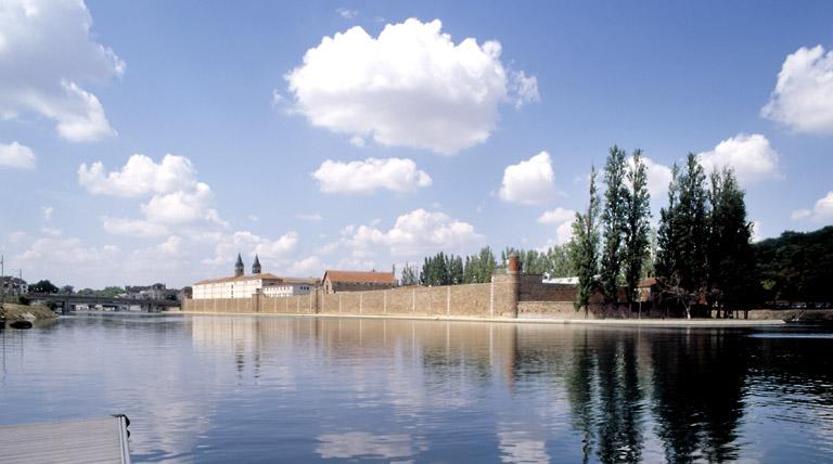 Vue générale, depuis le sud-est.