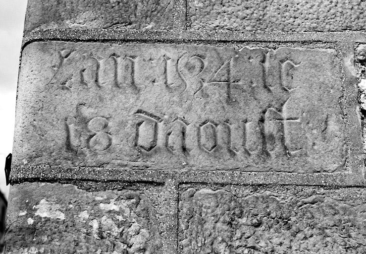 Inscription gravée à l'angle de la rue Saint-Sauveur et du square Jacqueline Cottard : 'L'an 1534, le 18 d'aoust'.