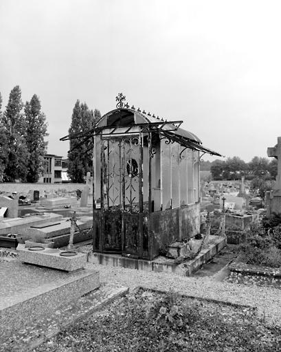 Vue d'ensemble de la chapelle funéraire de la famille Cazeneuve, en fonte et verre. Sa structure est comparable à celle de la famille Doussot (étudiée : notice IM77000232).