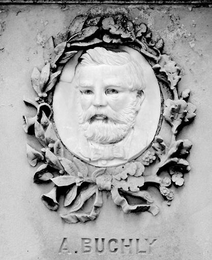 Détail : médaillon avec portrait du défunt.