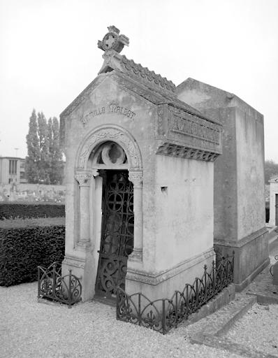 Vue d'ensemble. La grille en fonte porte la signature de Bardoux (Deuil).