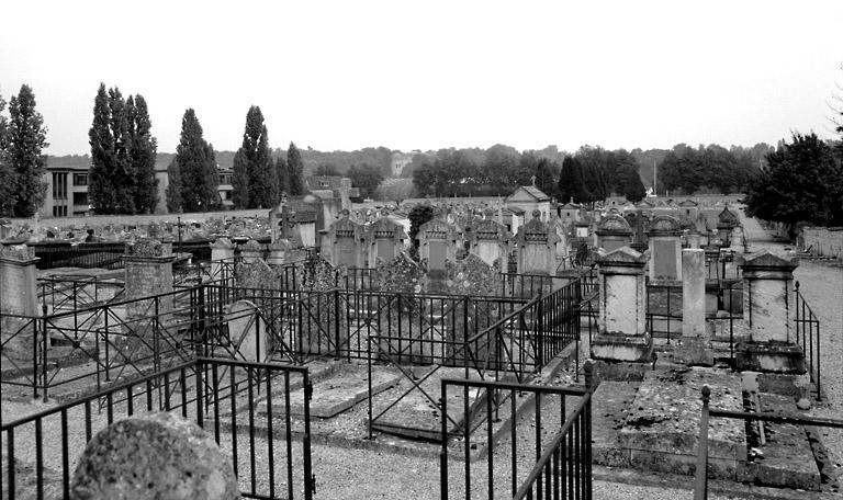 Vue d'ensemble, depuis le coin sud-est du cimetière.