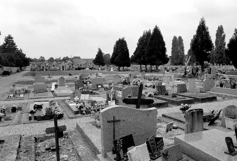 Vue d'ensemble, depuis le coin nord-est du cimetière.