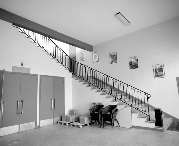 Vue du vestibule et de l'escalier menant au 1er étage (balcon, tribune).