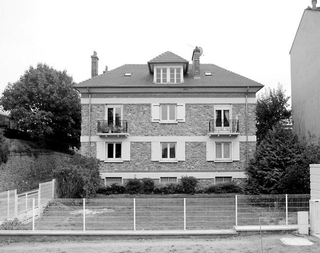 Façade d'un petit immeuble proche des rails et probablement construit par la compagnie ferroviaire, 1 rue Séjourné.