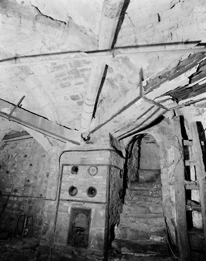 La cave du 18-20, rue Paul-Doumer : vue de la travée comportant l'escalier d'accès.