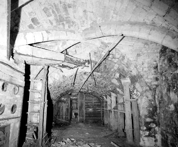La cave du 18-20, rue Paul-Doumer : vue depuis l'ouest.