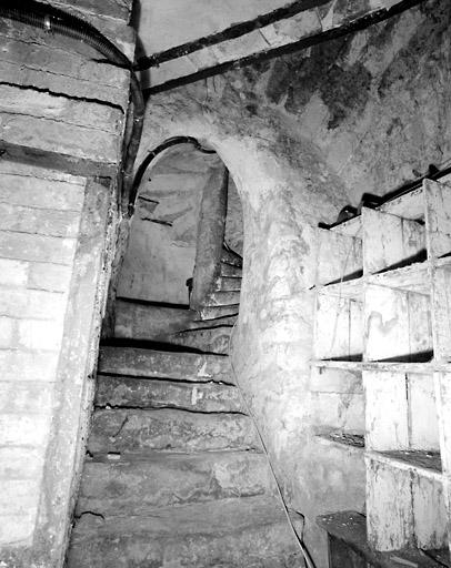 La cave du 18-20, rue Paul-Doumer : l'accès d'origine et le départ de l'escalier en vis desservant les niveaux d'habitation.