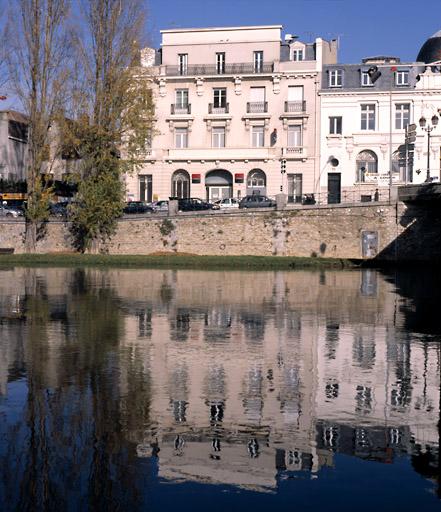 La façade, vue depuis l'île Saint-Etienne.