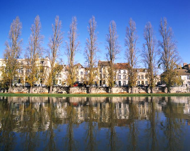 Vue d'ensemble du quai d'Alsace-Lorraine.