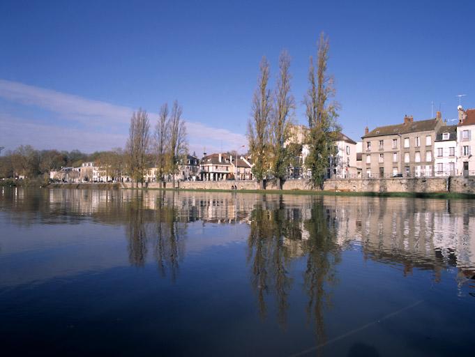 Vue d'ensemble du quai Pasteur.