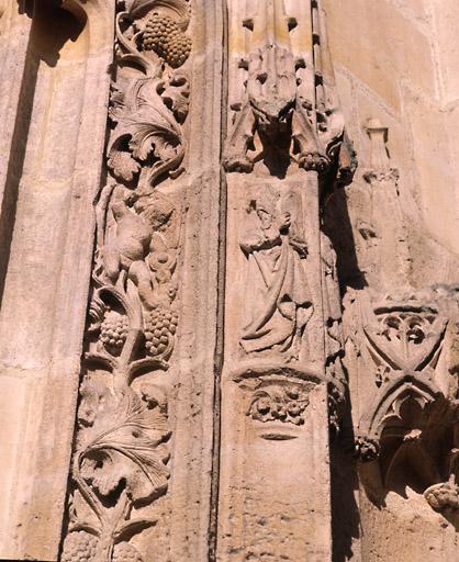 Détail : sculptures du portail méridional de la façade est (sur la rue Saint-Aspais).